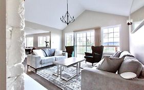 Stunning Home With Amazing Views Near The City
